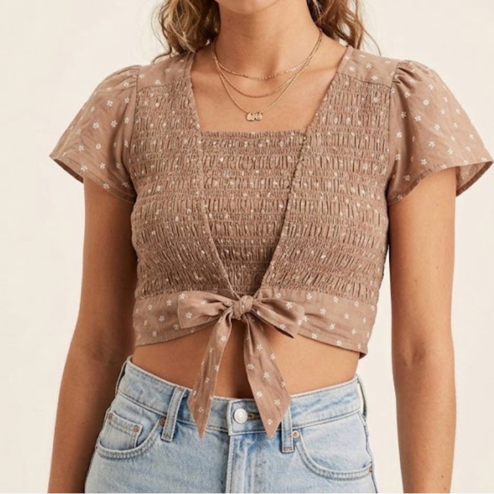 ✨NWT- American Eagle Tan Floral Smocked Front Tie Crop women’s size medium